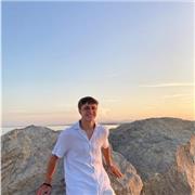 Une personne étudiante en informatique qui souhaite apprendre aux autres son savoir